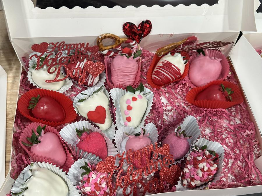 Chocolate-dipped strawberries made in a cooking workshop